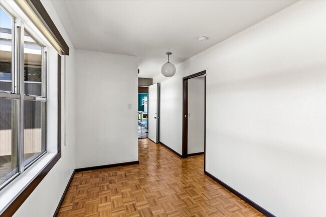 Building Photo - 1310 Harbor View Dr