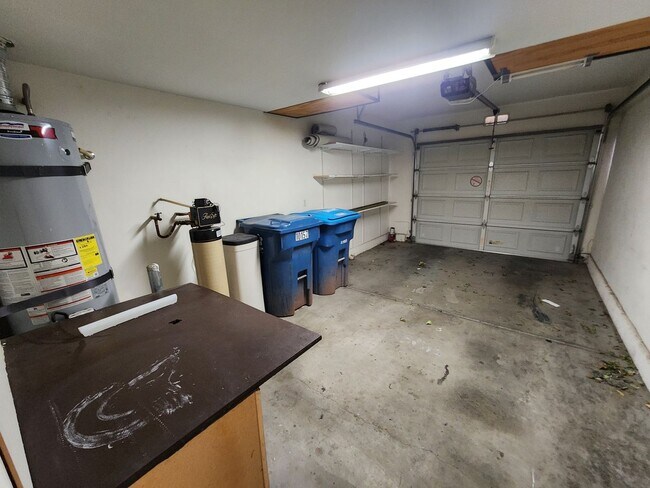 Building Photo - Beautiful townhouse in Silverado Ranch