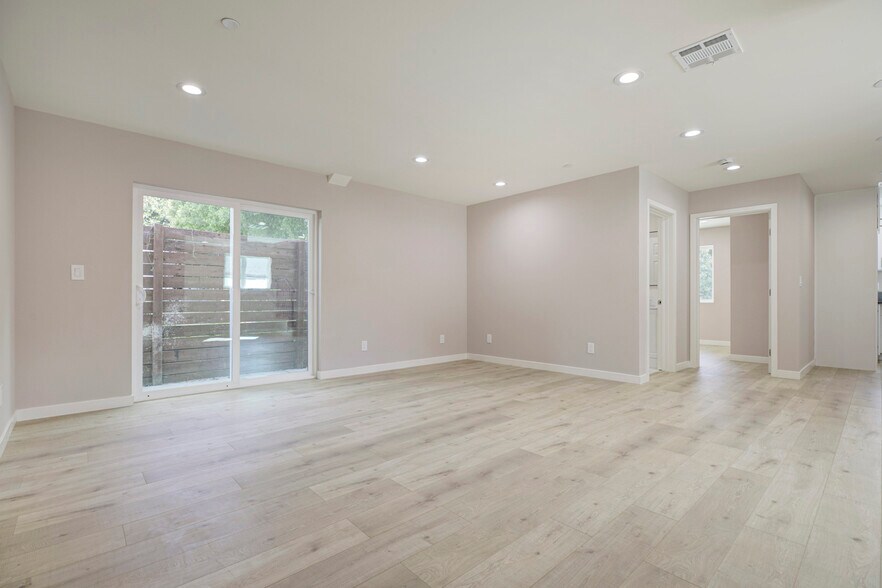 Building Photo - 15557 Wyandotte St