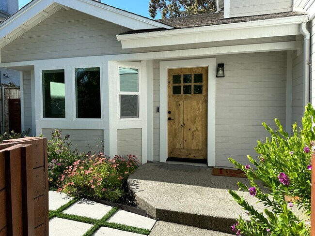 Building Photo - Updated 3 bedroom 2.5 bath with yard