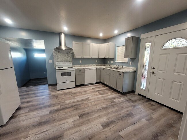 Building Photo - 168 E 70 S