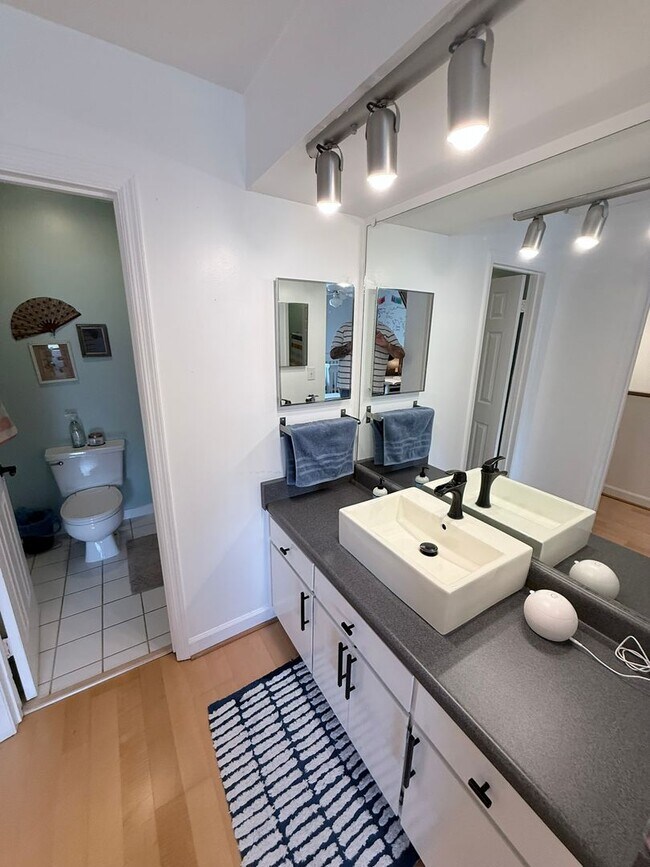 Building Photo - 2 bedrooms, 2.5 bathrooms Condo Located on Carr St