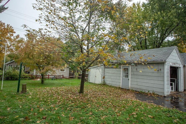 Building Photo - 3 bedroom, 1 bathroom Home With Garage