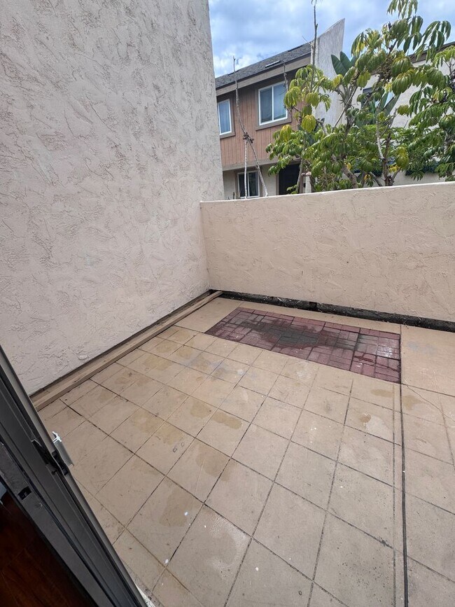 Building Photo - 4 bed townhouse central  Clairemont