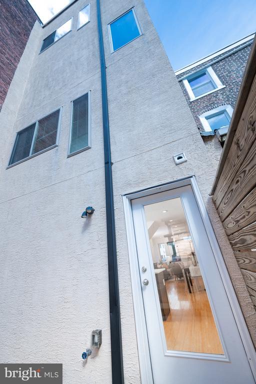 Building Photo - 2102 Berges St