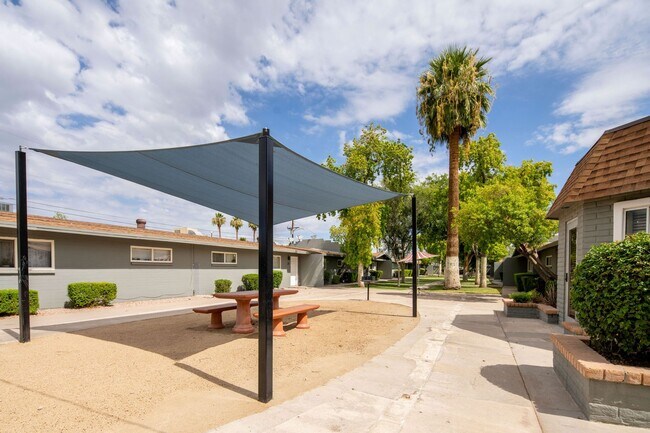 Building Photo - Oasis