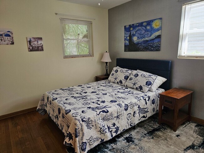 Building Photo - Charming Duplex Unit In Franklin Park