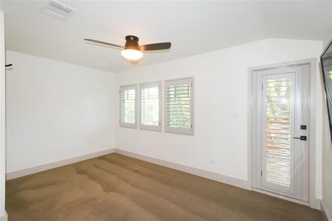 Building Photo - 610 W Live Oak St