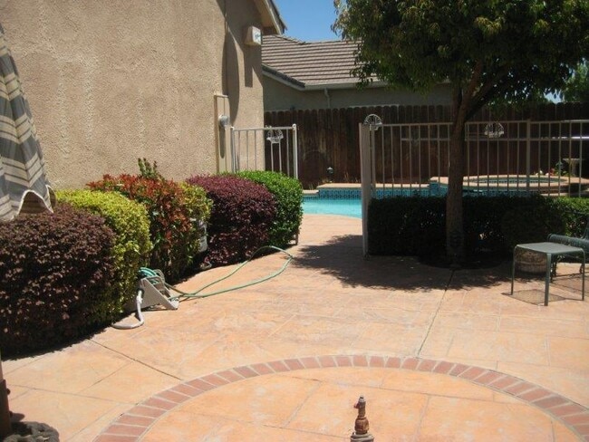 Building Photo - Large corner lot, 4 bedroom with Pool/Spa