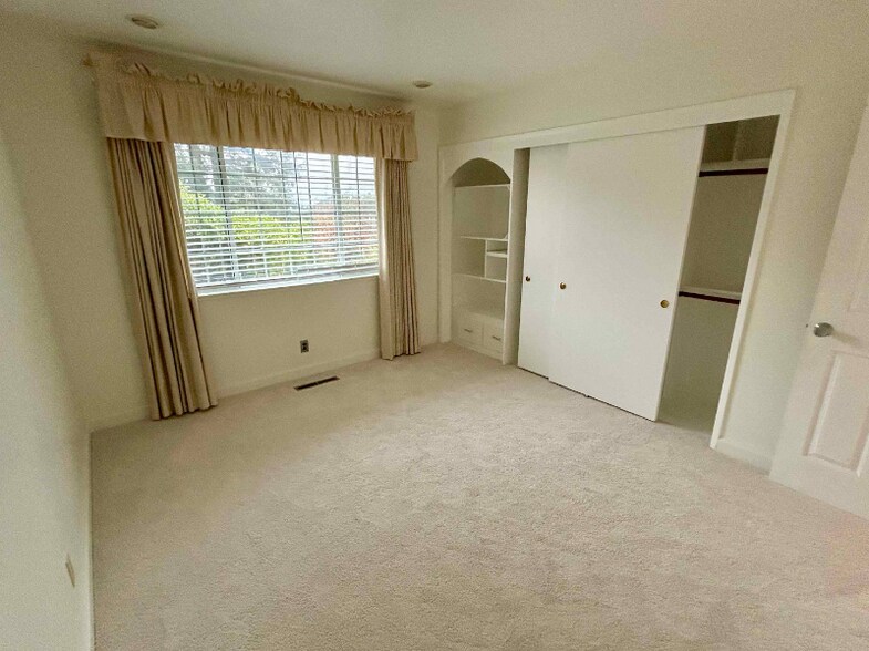 Building Photo - 1180 Sierra Vista Way