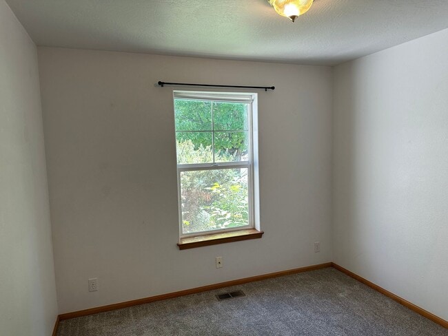 Building Photo - Beautifully updated 3 bedroom 2 bath house...
