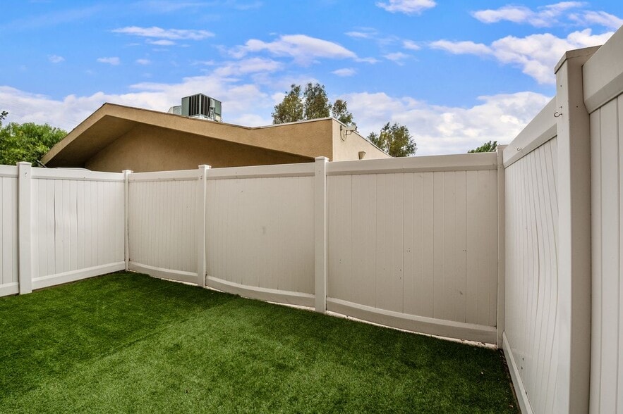 Patio - 5241 Colodny Dr