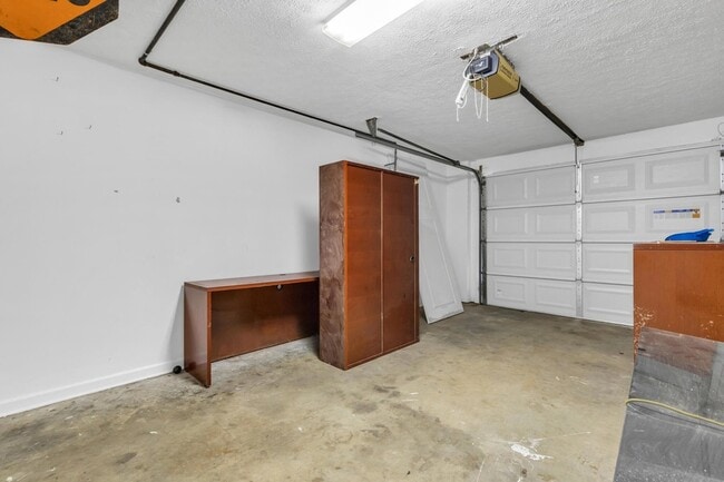 Building Photo - 7918 Holly Hills Dr