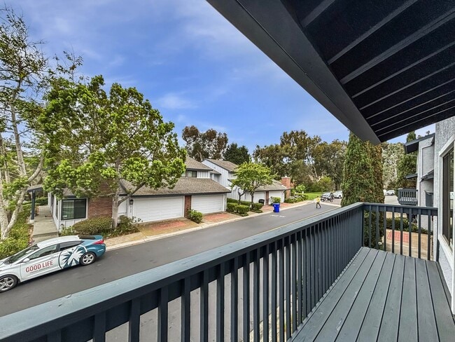 Building Photo - Spacious 3BD/2.5BA Townhouse in La Jolla W...