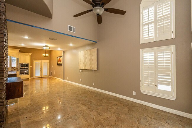 Building Photo - 527 Acacia St