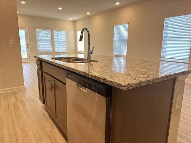 Building Photo - 823 Misty Holw Trl