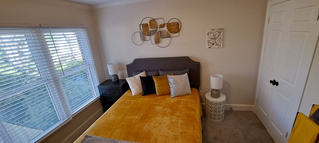 Building Photo - Gorgeous Furnished Three Bedroom Condo- Sh...