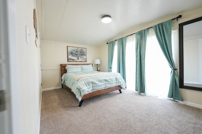 Building Photo - Modern Furnished 2 Bed/2 Bath Home • Laundry • Internet Included