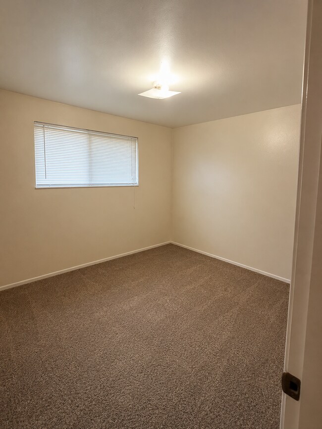 Building Photo - 2 Bed 1 Bath Orem Apartment by Orem Library AVAILABLE NOW at Promotional Rate!!