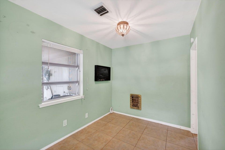 Building Photo - 841 SW 18th Ct