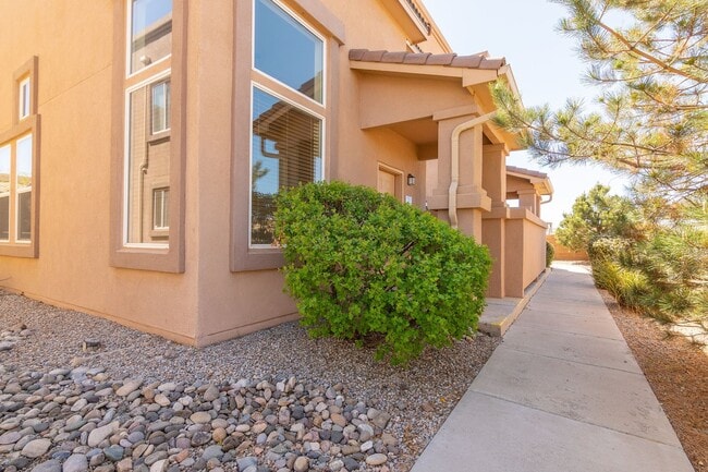 Building Photo - End Unit Townhouse Available Now!