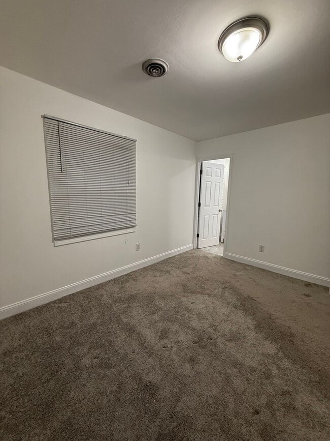 Building Photo - 25 Pembrook Ln