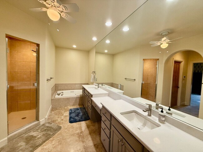 Building Photo - Gorgeous 4 Bedroom Home located in Gated Broadmoor Community