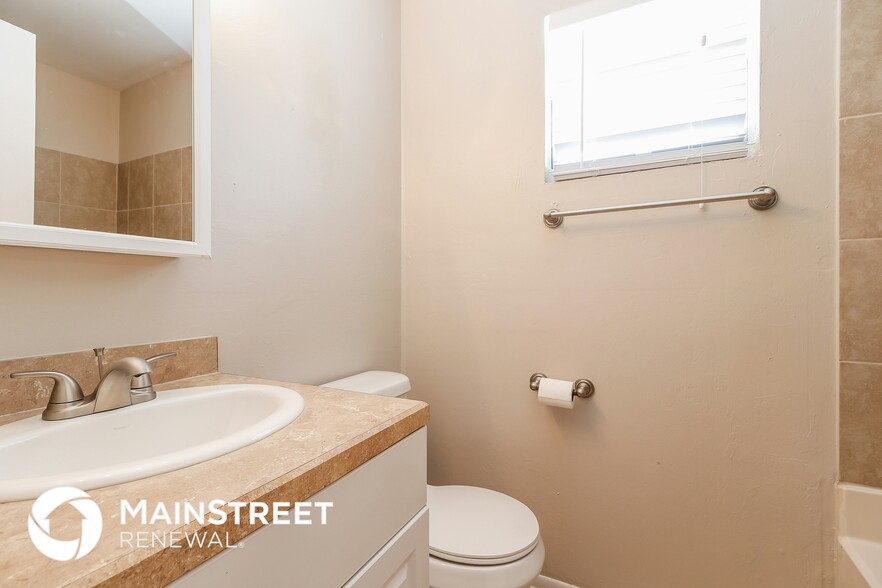 Building Photo - 721 NW Douglas Cir