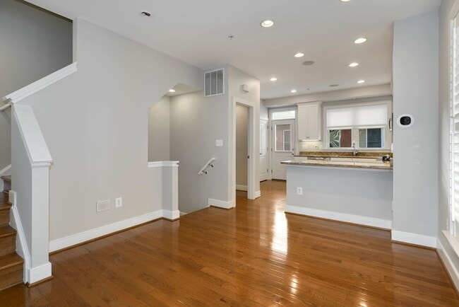 Building Photo - Charming 3 bedroom 3.5 Bathroom Row Home