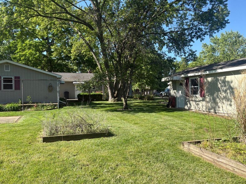 Building Photo - 6284 Woodsdale Dr
