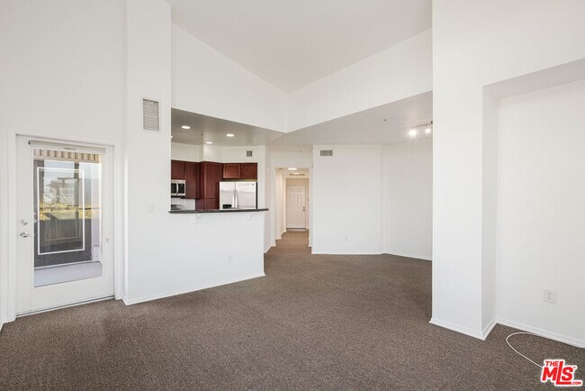 Building Photo - 6400 Crescent Prk E