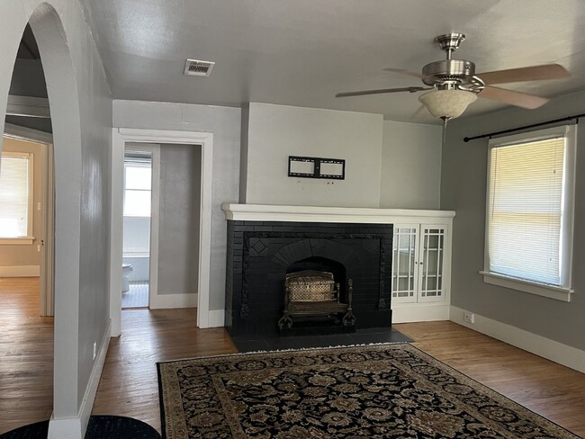 Building Photo - Charming 2-Bedroom Home near Uptown.