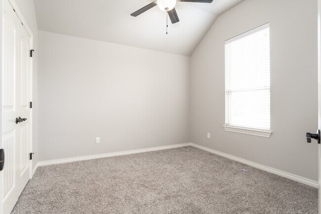 Building Photo - Beautiful Home in Woodland Park