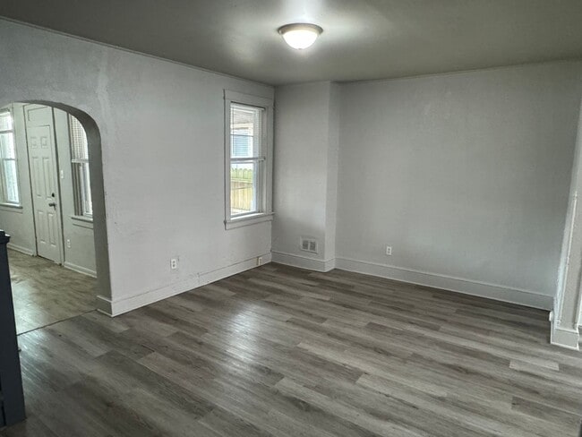 Building Photo - Updated 3 Bedroom, 1 Bath