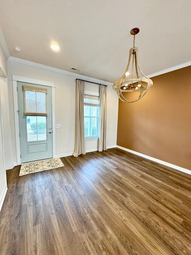 Building Photo - ELITE Townhome on Market Common! Move in ready! Make it YOURS for the Holidays!
