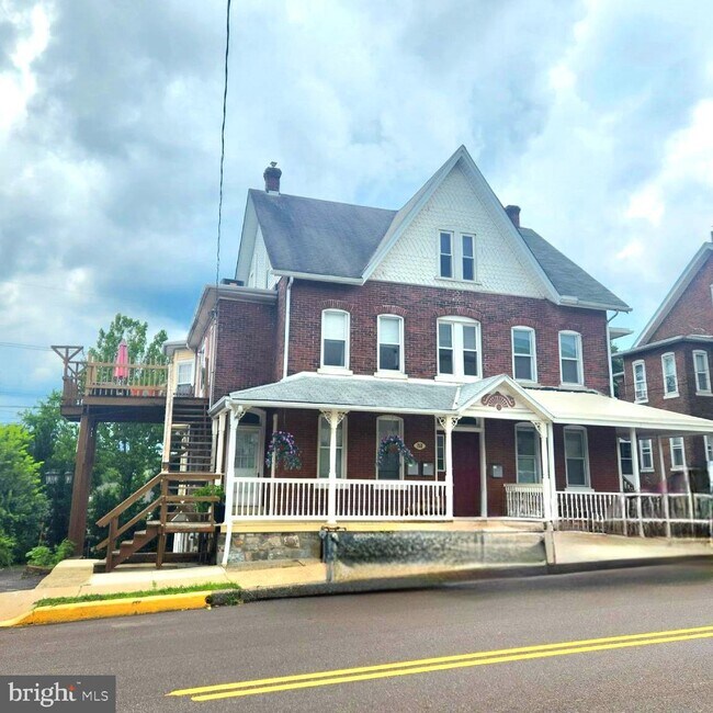 Building Photo - 153 2nd Ave