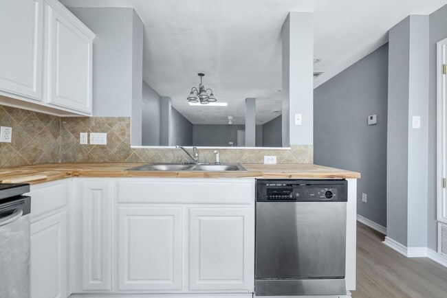 Building Photo - Carriage Place Square