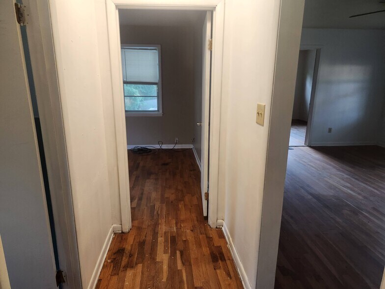 Building Photo - 104 W Searcy St