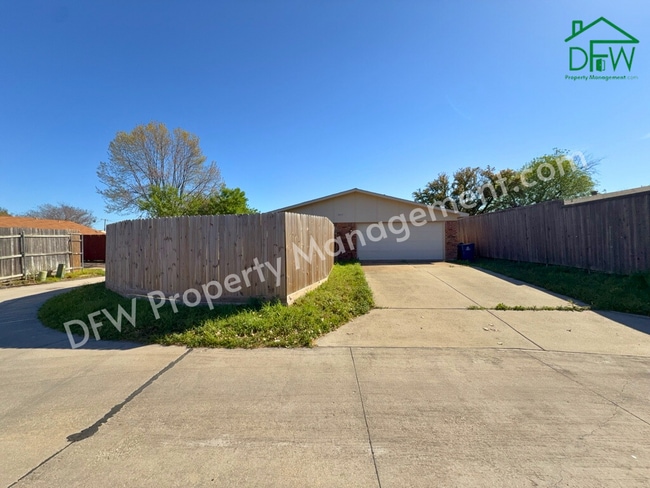 Building Photo - 8917 Vernon Dr
