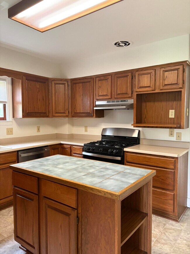 Building Photo - 201 Oak St