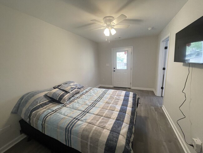 Building Photo - SPACIOUS COTTAGE FOR LEASE - Pre-Leasing August 11 2026!