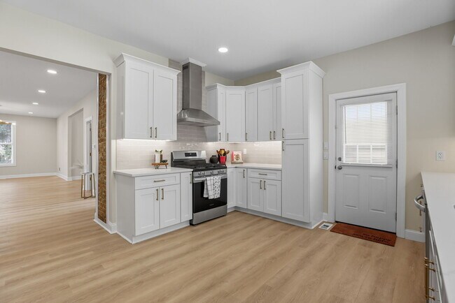 Building Photo - 136 S Spencer Ave