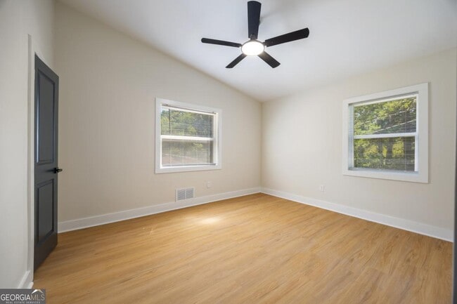 Building Photo - 2555 Flagstone Dr SE