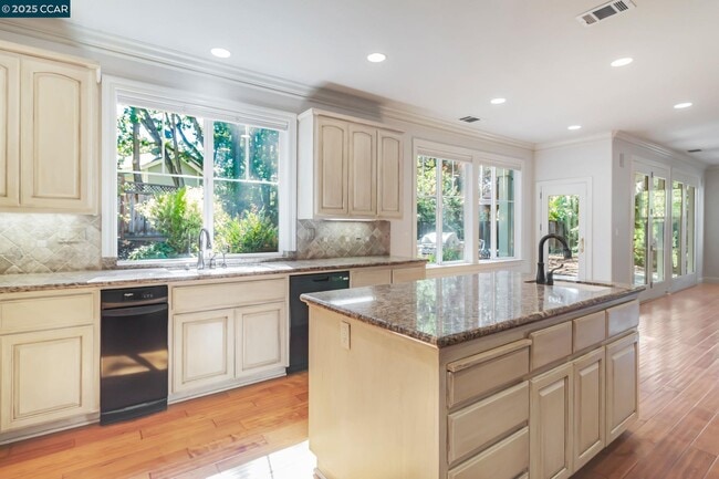 Building Photo - 1423 Homestead Ave