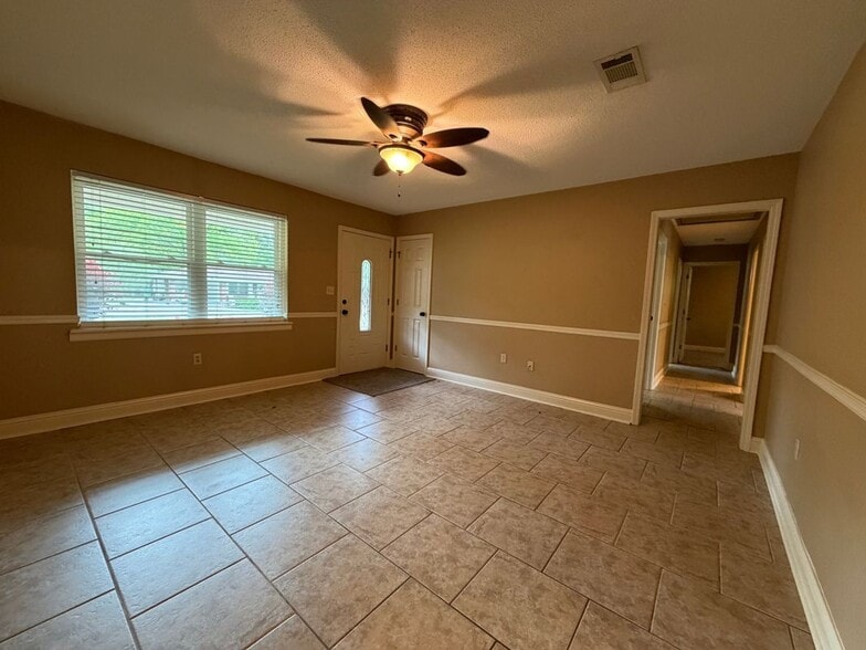 Building Photo - 106 Hickory Dr