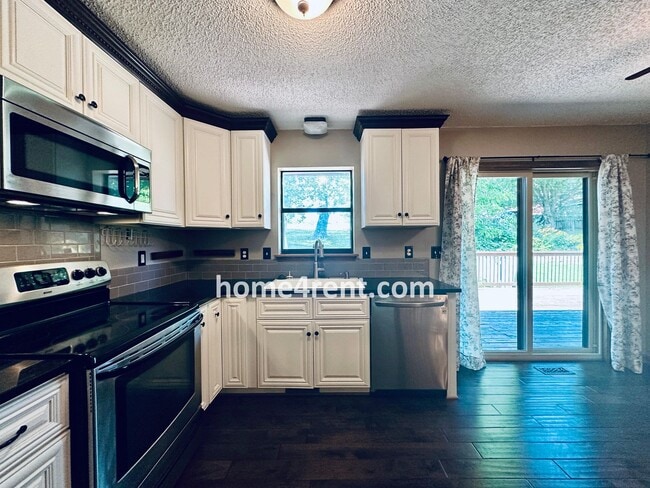 Building Photo - Spacious Liberty Home w/ an Updated Kitche...