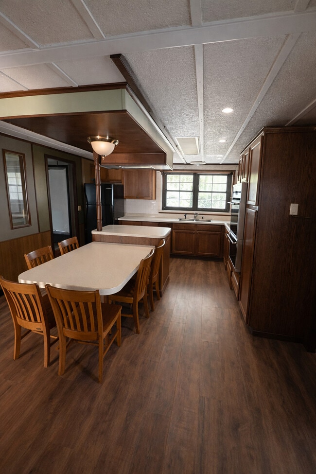 Building Photo - 1379 N Vicha Rd
