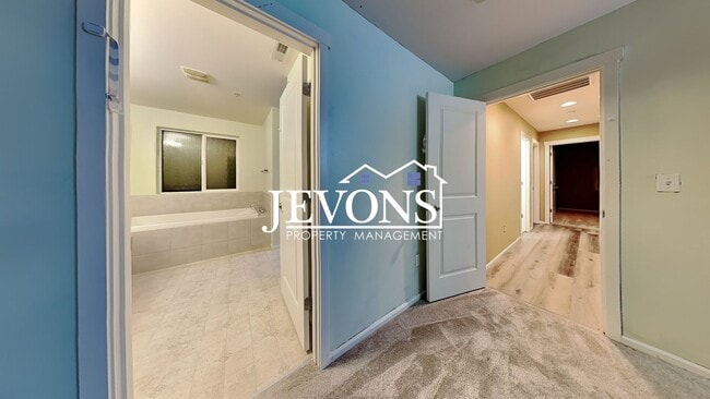 Building Photo - Experience this beautiful SeaTac single-family home with an equipped kitchen, high ceilings, near...