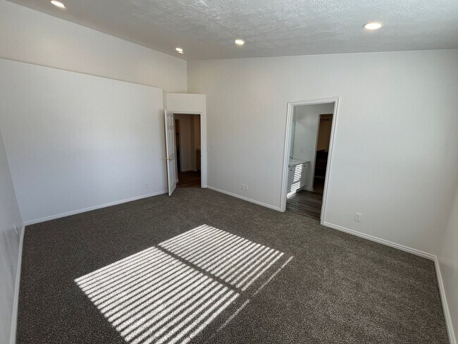 Building Photo - Beautifully Remodeled 4 Bed / 2 Bath Home in Stansbury Park