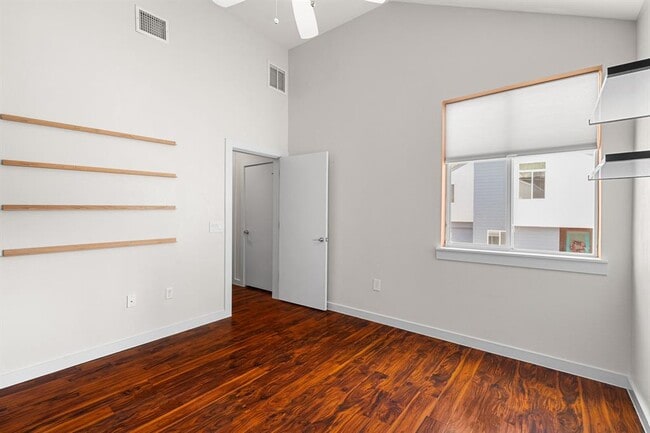 Building Photo - 705 N Bluff Dr